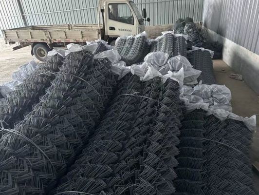 নমনীয় পাথর পতন সুরক্ষা নেট পটভূমি এবং সড়কগুলিতে পাথর পতনের ঝুঁকি হ্রাস করার জন্য বাধা সমাধান সরবরাহ করে