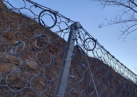 নমনীয় পাথর পতন সুরক্ষা নেট পটভূমি এবং সড়কগুলিতে পাথর পতনের ঝুঁকি হ্রাস করার জন্য বাধা সমাধান সরবরাহ করে